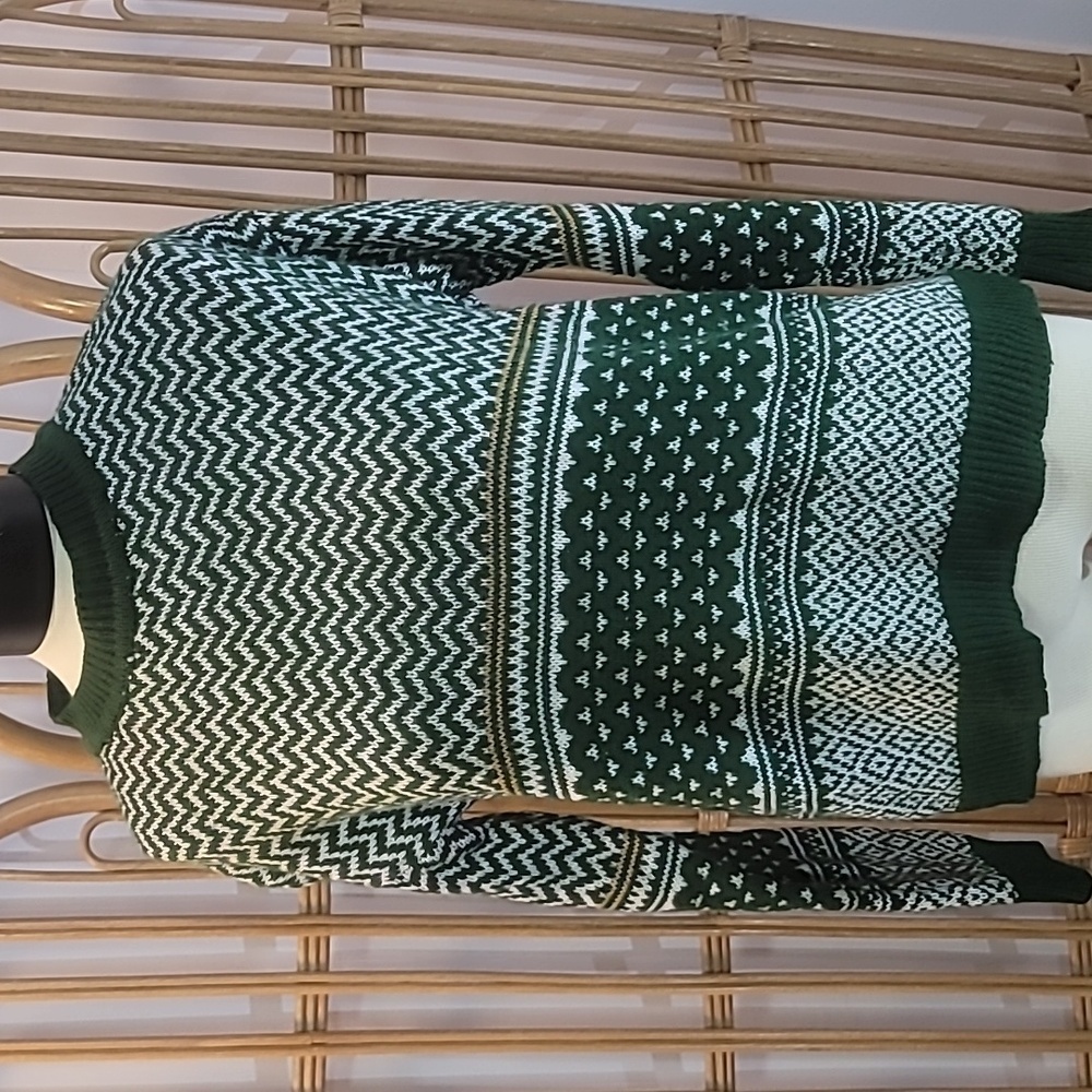 Jon & Anna New York size large green white and yellow sweater